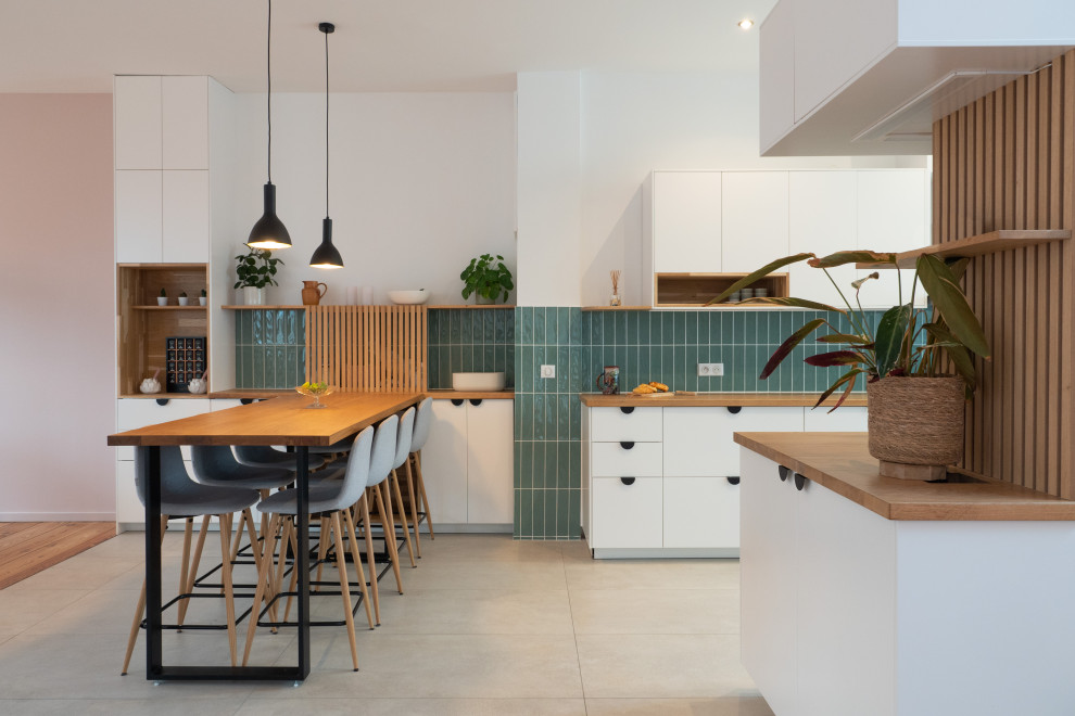 リールにある広い北欧スタイルのおしゃれなLDK (木材カウンター、緑のキッチンパネル、セラミックタイルのキッチンパネル、ベージュの床) の写真
