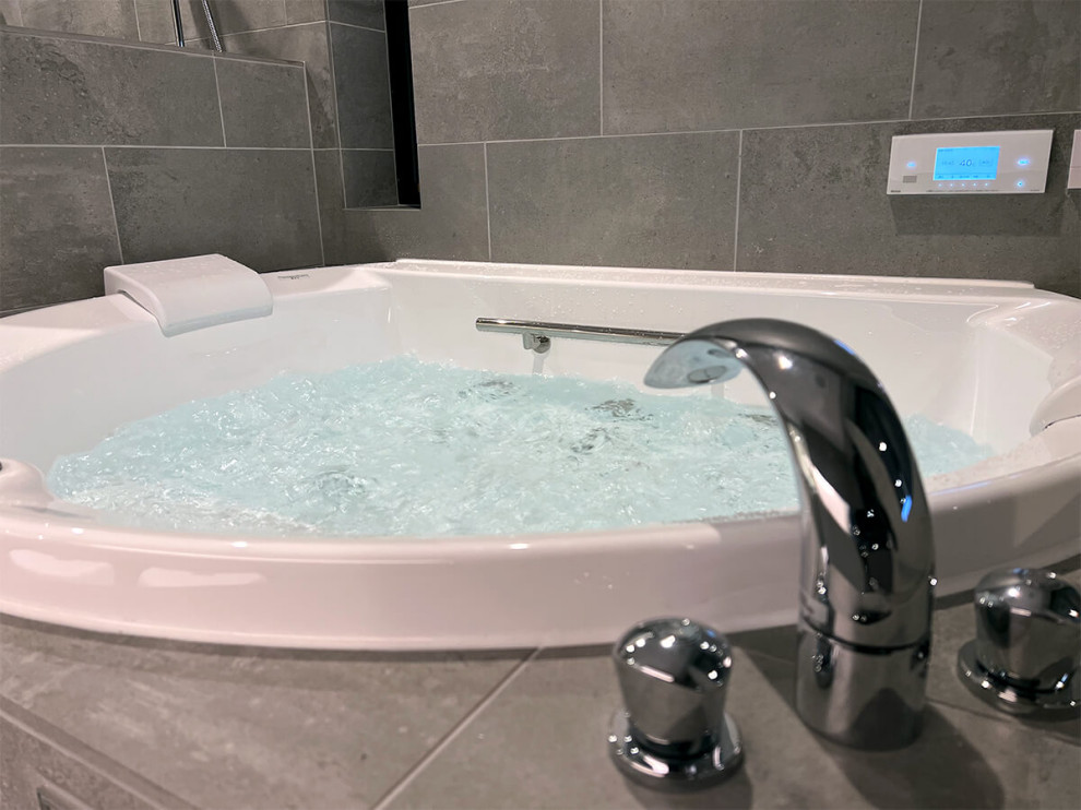 Exempel på ett modernt bastu, med ett platsbyggt badkar, våtrum, grå kakel, keramikplattor, klinkergolv i keramik, grått golv och med dusch som är öppen