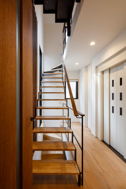 囲んだテラスに開いた２階リビングの家 asiatique-escalier