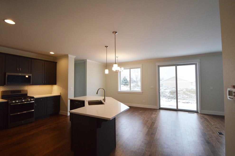 Kitchen - transitional kitchen idea