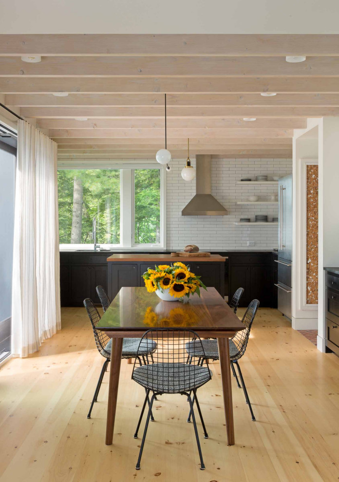 Cette image montre une salle à manger chalet avec parquet clair, un sol beige et un plafond en bois.