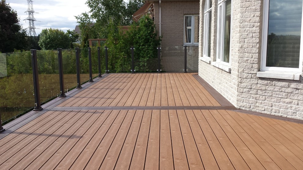 This is an example of a large transitional deck in Toronto.