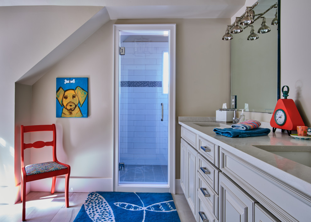 Свежая идея для дизайна: ванная комната в современном стиле с плоскими фасадами, серыми фасадами, душем в нише, унитазом-моноблоком, бежевыми стенами, полом из травертина, врезной раковиной, столешницей из гранита, серым полом, душем с распашными дверями, белой столешницей, тумбой под одну раковину, встроенной тумбой и сводчатым потолком - отличное фото интерьера