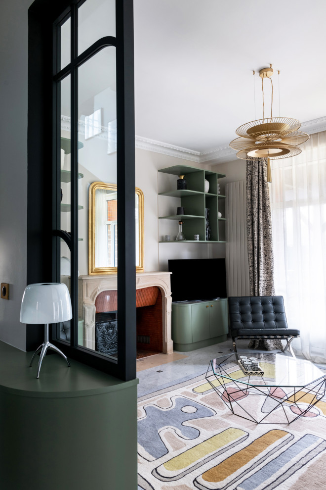 Großes, Offenes Modernes Wohnzimmer mit beiger Wandfarbe, Marmorboden, Kamin, Kaminumrandung aus Stein, freistehendem TV, weißem Boden und Tapetenwänden in Paris