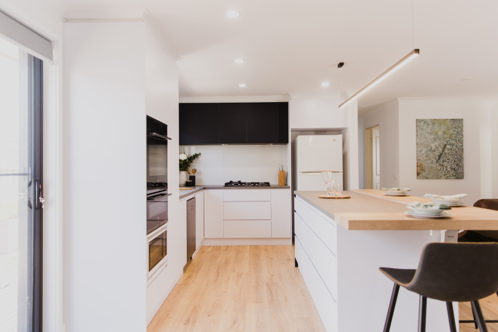 Стильный дизайн: угловая кухня-гостиная среднего размера в стиле модернизм с островом - последний тренд