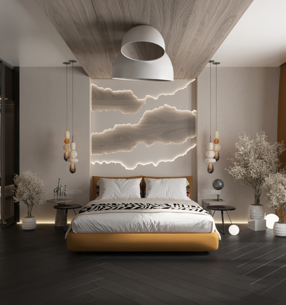 Modernes Hauptschlafzimmer mit weißer Wandfarbe, Laminat, braunem Boden, Holzdecke und Tapetenwänden in Sonstige
