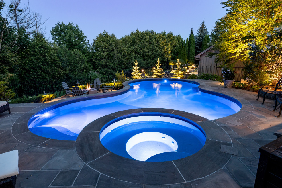 Mittelgroßer Klassischer Pool hinter dem Haus in Nierenform mit Pool-Gartenbau und Natursteinplatten in Toronto