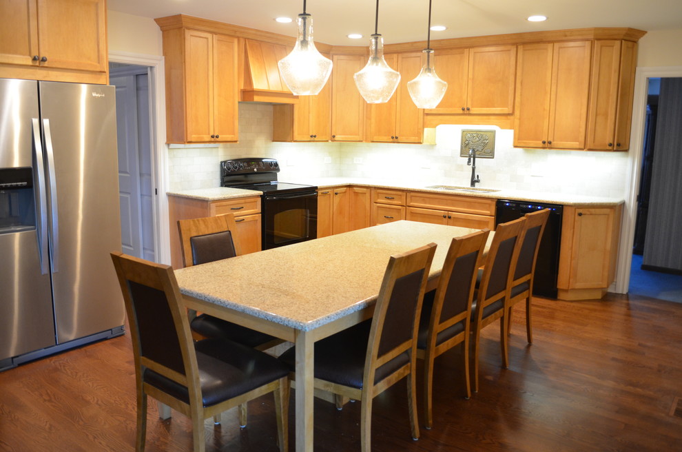 Transitional kitchen photo in Chicago