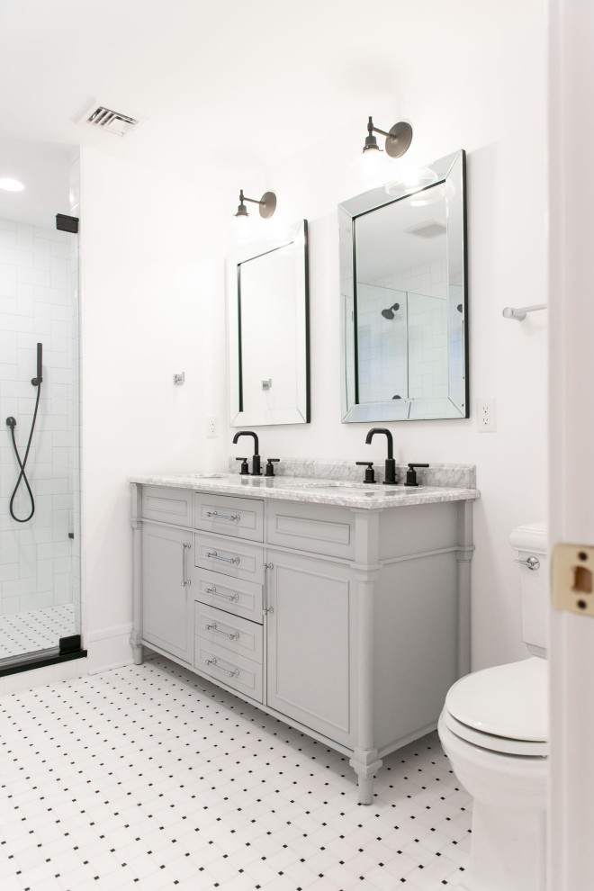 Foto på ett mellanstort vintage grå en-suite badrum, med skåp i shakerstil, grå skåp, en dusch i en alkov, en toalettstol med hel cisternkåpa, vita väggar, klinkergolv i keramik, ett undermonterad handfat, bänkskiva i kvarts, vitt golv och dusch med gångjärnsdörr