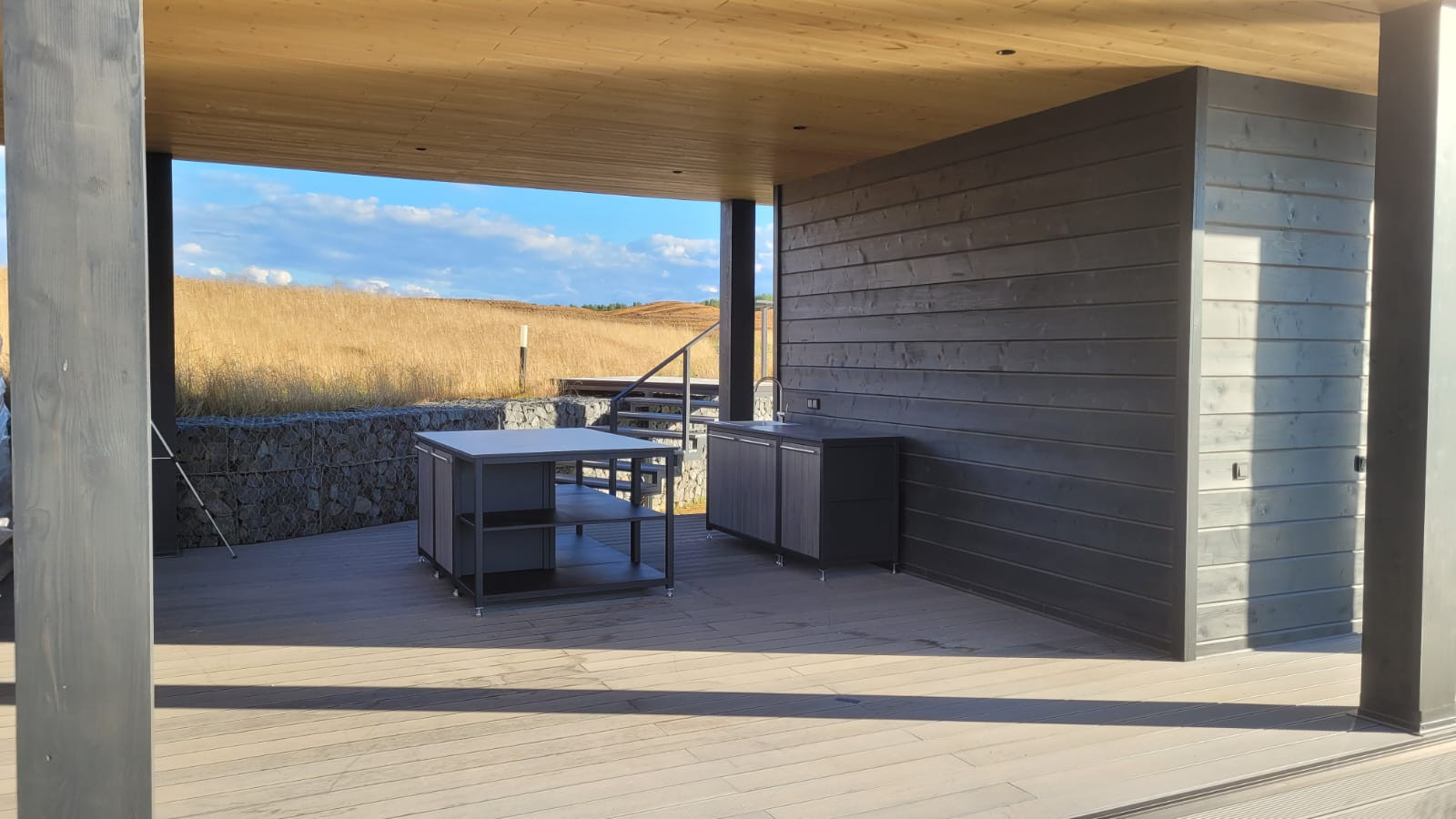 Уличная кухня на террасе у озера