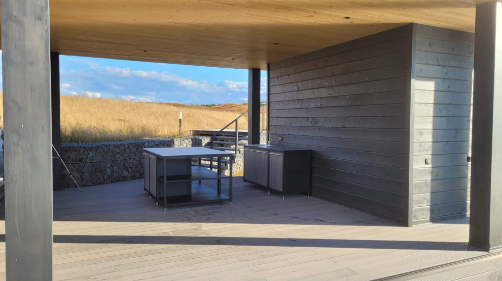 Уличная кухня на террасе у озера