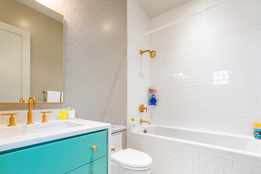 Стильный дизайн: детская ванная комната в современном стиле с плоскими фасадами, бирюзовыми фасадами, ванной в нише, душем над ванной, инсталляцией, белой плиткой, плиткой кабанчик, бежевыми стенами, врезной раковиной, столешницей из гранита, шторкой для ванной, белой столешницей, тумбой под одну раковину, напольной тумбой и обоями на стенах - последний тренд