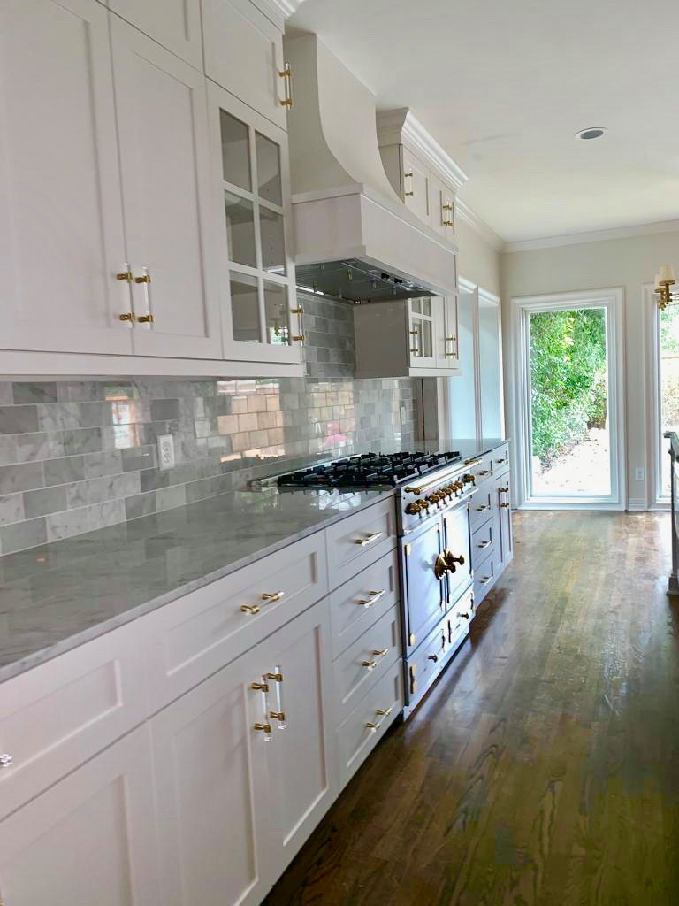 1927 Classic, open kitchen and white shades