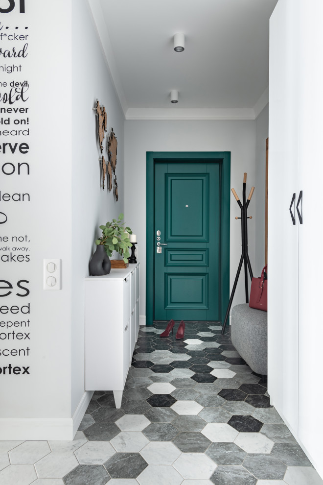 Idéer för små skandinaviska ingångspartier, med grå väggar, klinkergolv i porslin, en enkeldörr, en grön dörr och grått golv