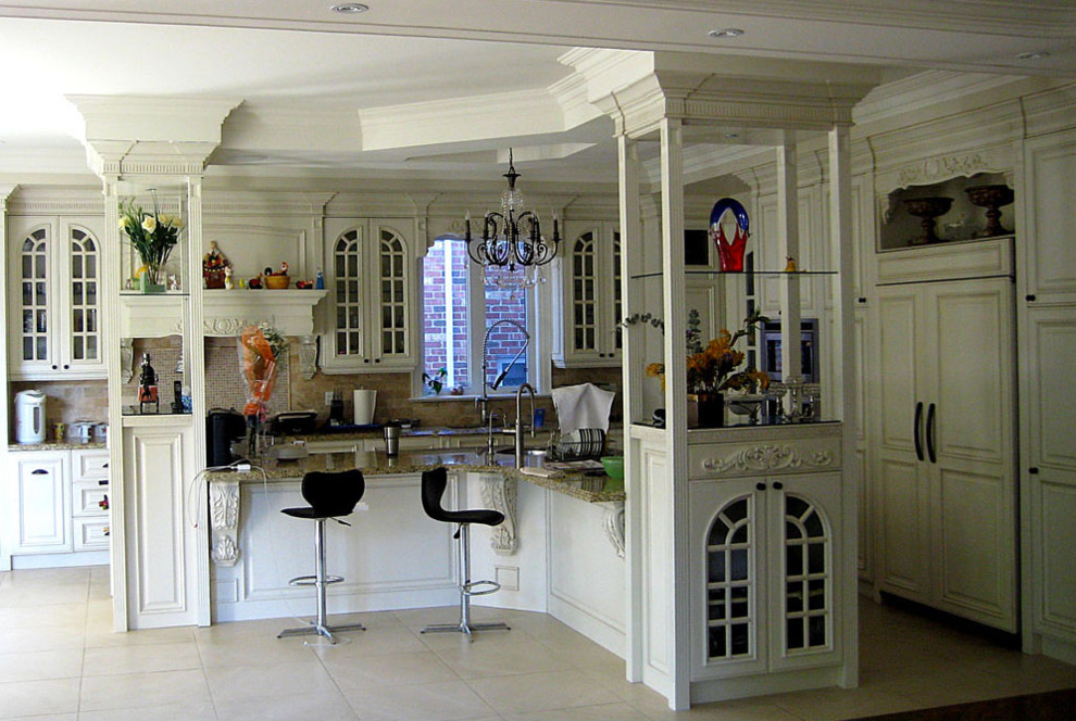 Kitchen - transitional kitchen idea in Toronto