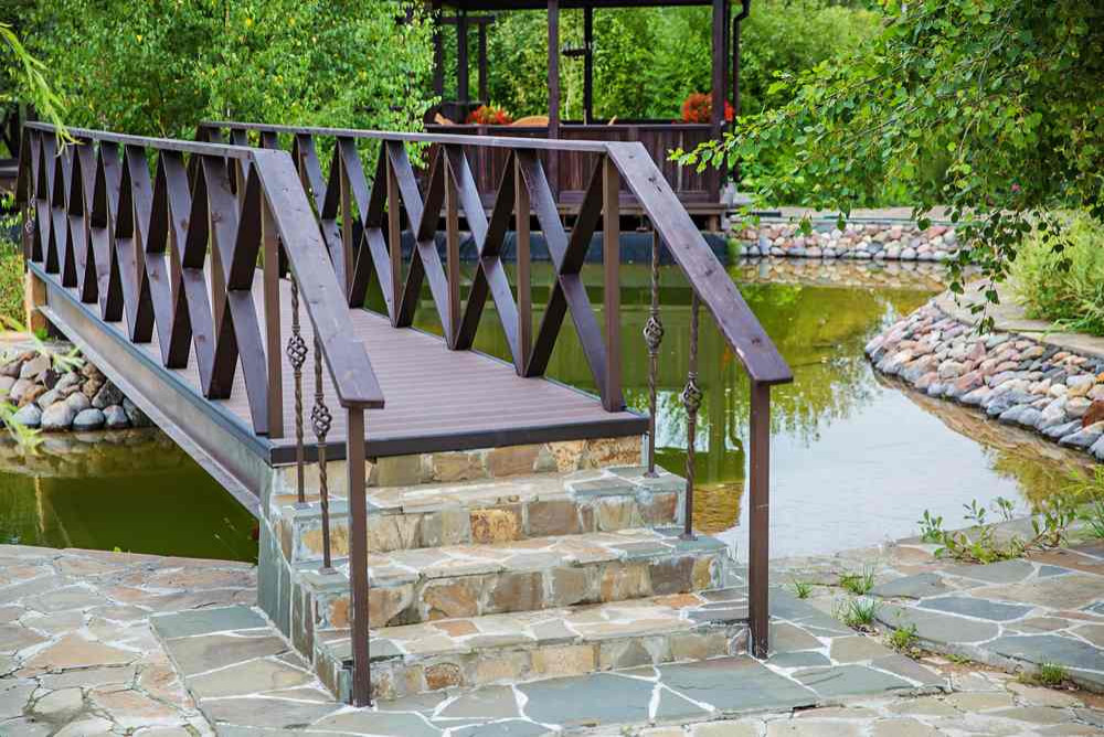 Садовые дорожки и беседка