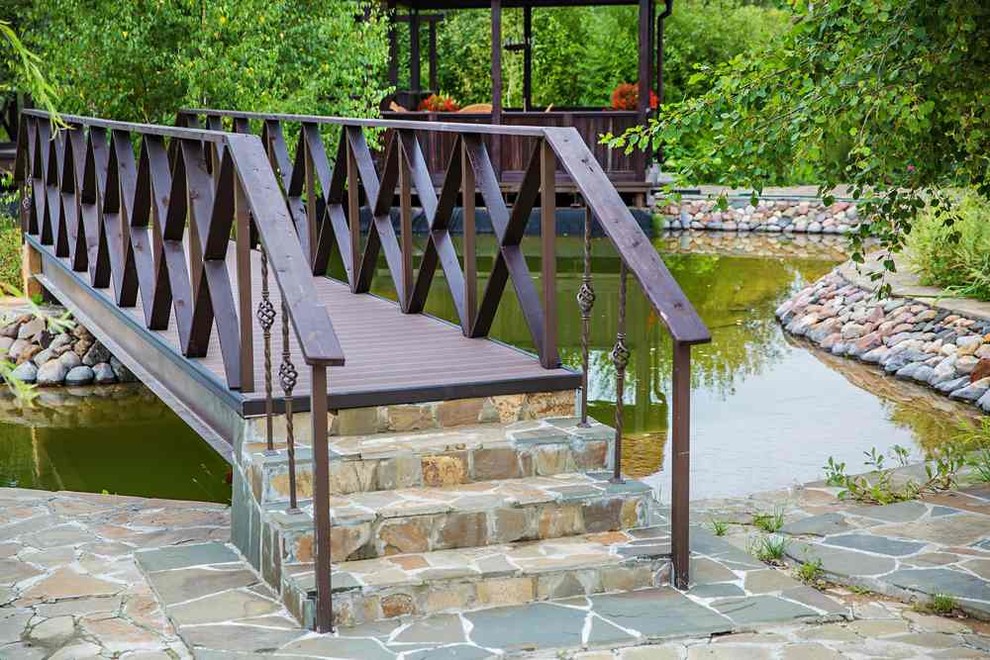 Садовые дорожки и беседка