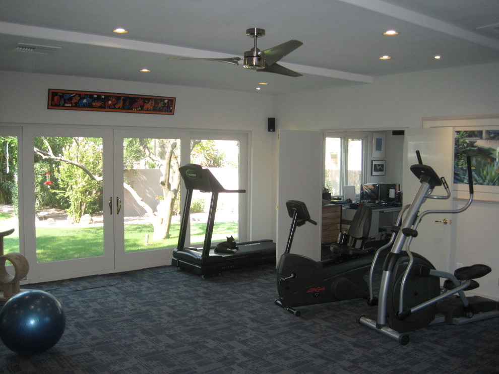Inspiration for a contemporary home gym in Phoenix.