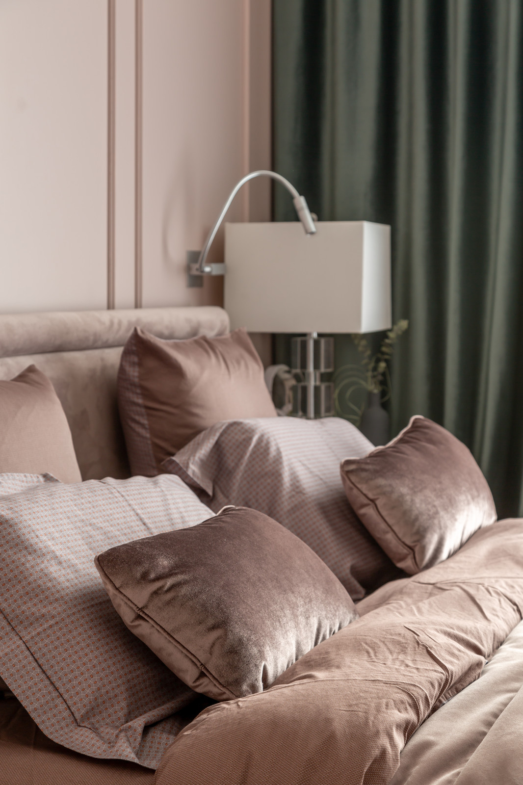 Уютная нежно-розовая  спальня с графичными акцентами.