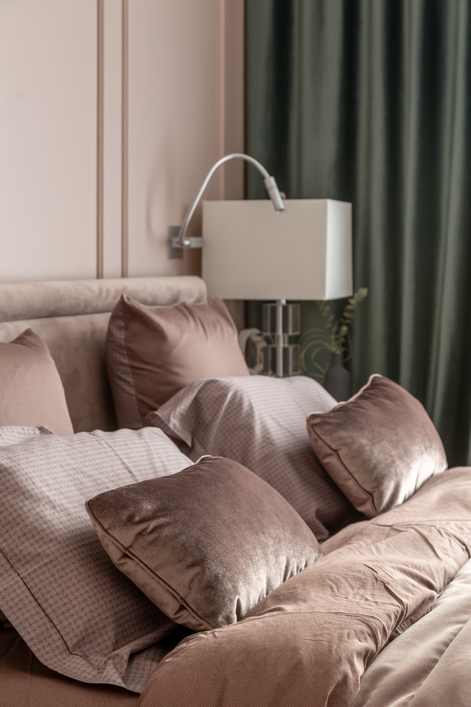 Уютная нежно-розовая  спальня с графичными акцентами.