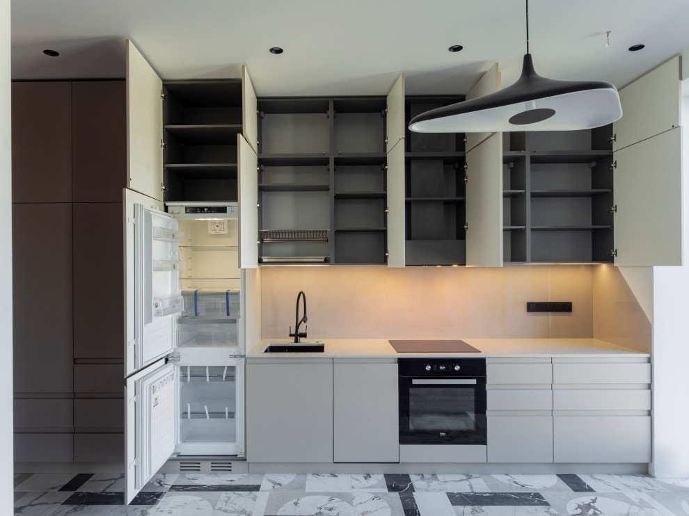 Большая стильная кухня в неоклассическом стиле в светлых тонах