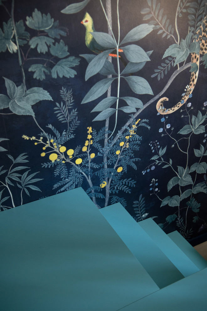 Foto di una piccola camera da letto stile loft tropicale con pareti blu, pavimento in legno verniciato, pavimento bianco, soffitto in legno e carta da parati