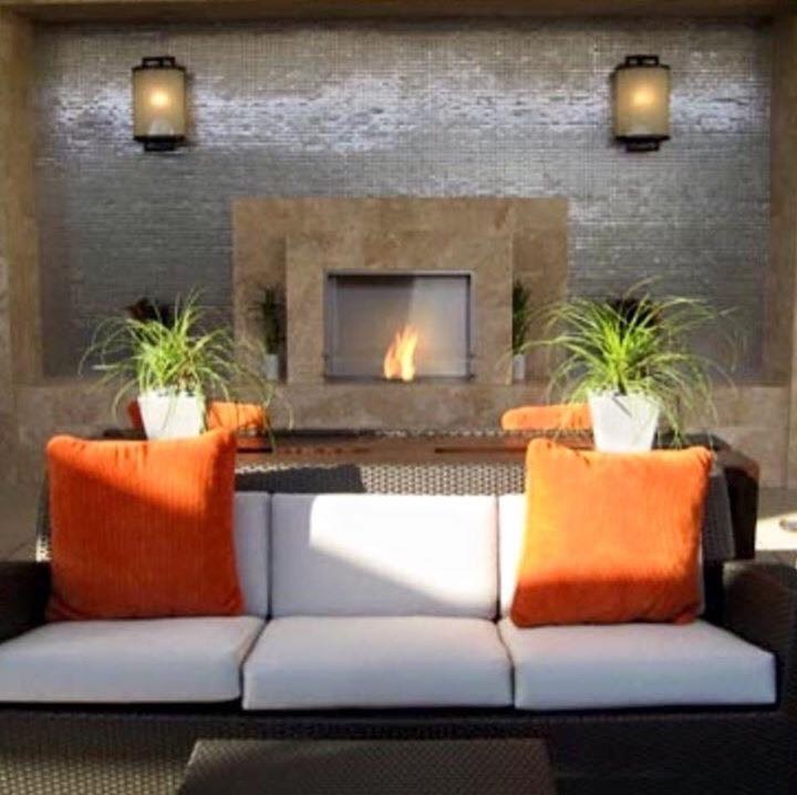 Example of a transitional home design design in Chicago