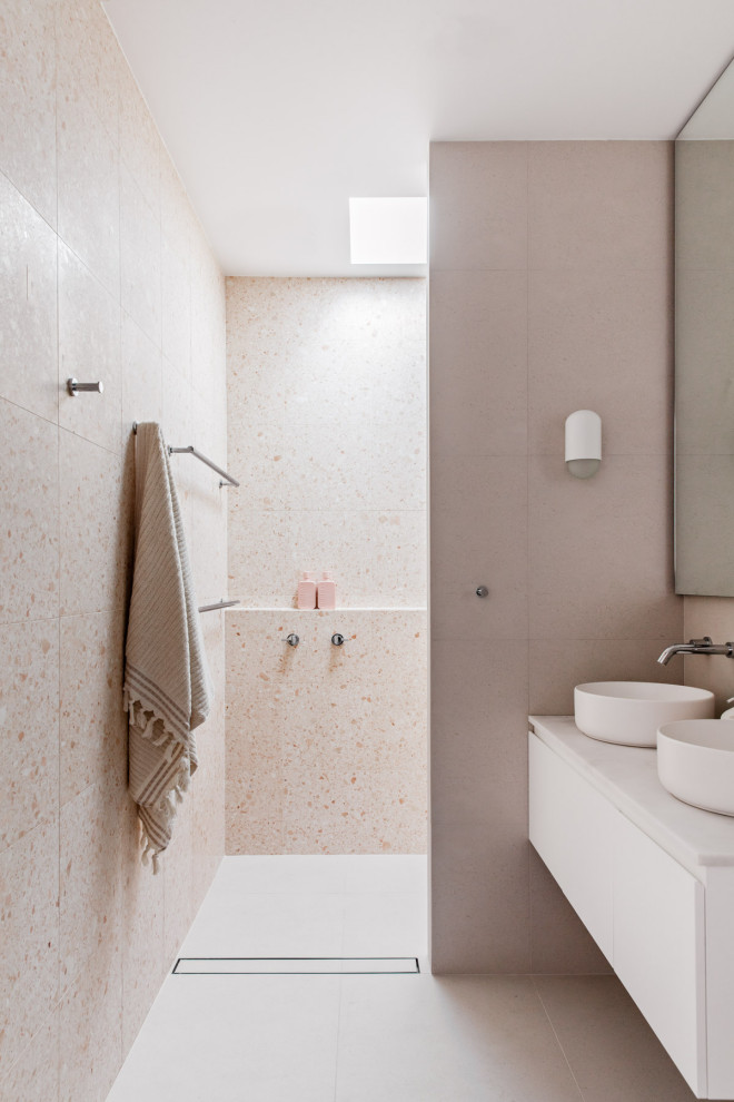This is an example of a modern bathroom in Wollongong.