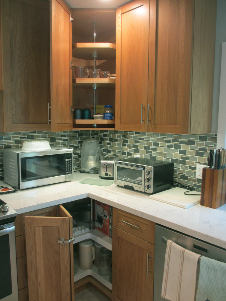 Example of a mid-sized u-shaped porcelain tile and multicolored floor eat-in kitchen design in Hawaii with a drop-in sink, shaker cabinets, medium tone wood cabinets, quartz countertops, multicolored backsplash, glass tile backsplash, stainless steel appliances, a peninsula and white countertops