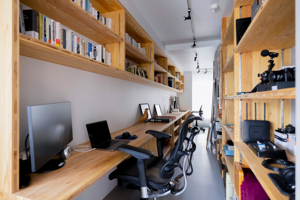 Esempio di un piccolo ufficio stile rurale con pareti grigie, pavimento in cemento, nessun camino, scrivania incassata, pavimento grigio, soffitto in carta da parati e carta da parati