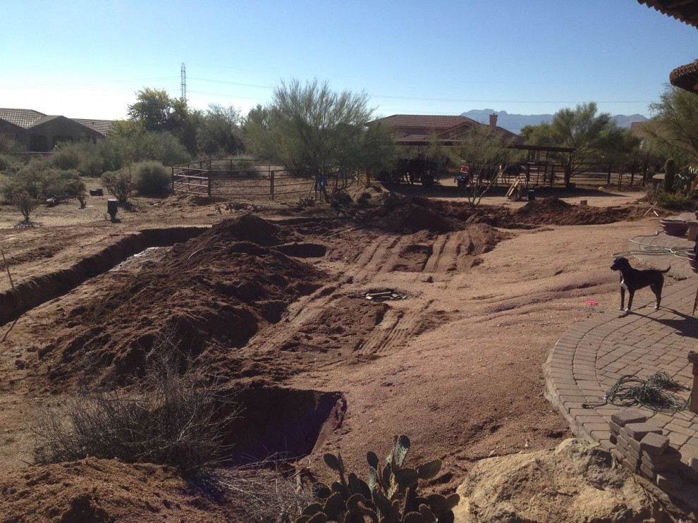 Large elegant backyard infinity pool fountain photo in Phoenix