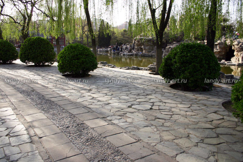 Мощение из натурального камня.