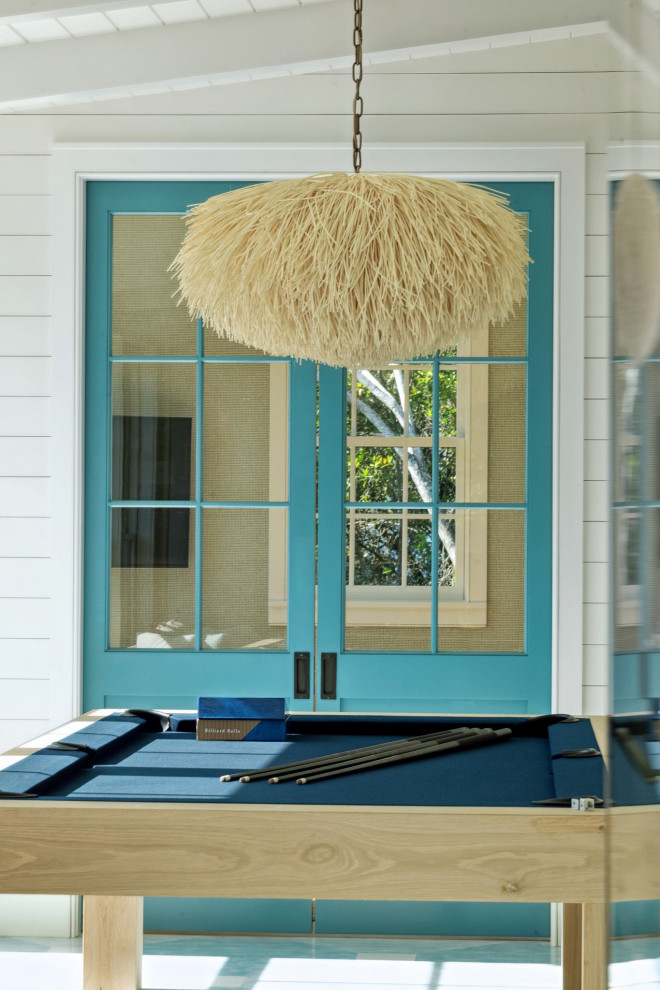 Пример оригинального дизайна: комната для игр в морском стиле с белыми стенами, деревянным полом, синим полом, балками на потолке и стенами из вагонки