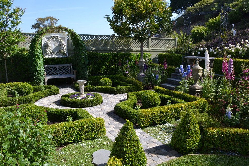 Photo of a mid-sized traditional backyard formal garden in Orange County.