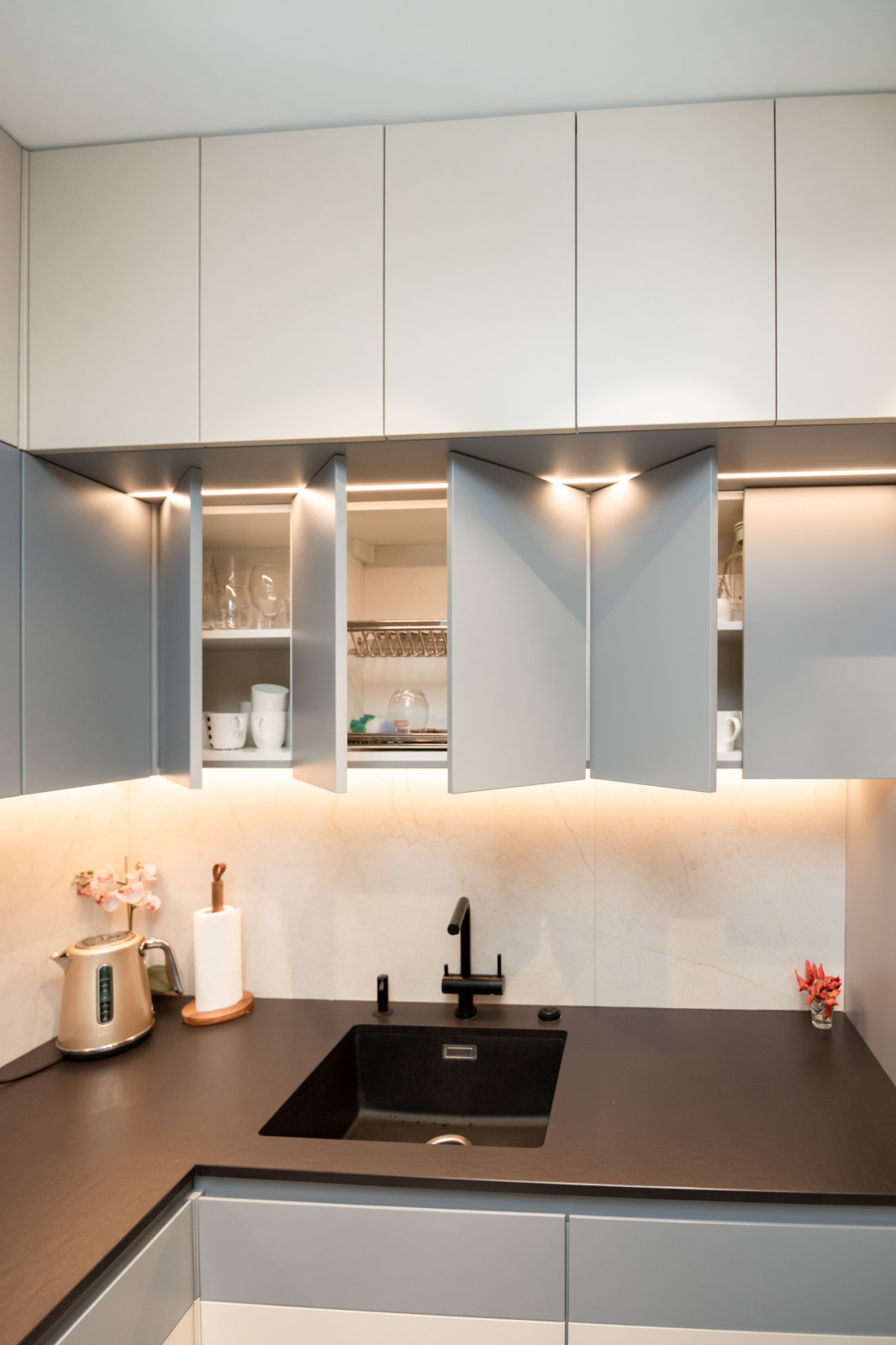 Современная кухня-гостиная с необычной барной стойкой и ТВ-зоной