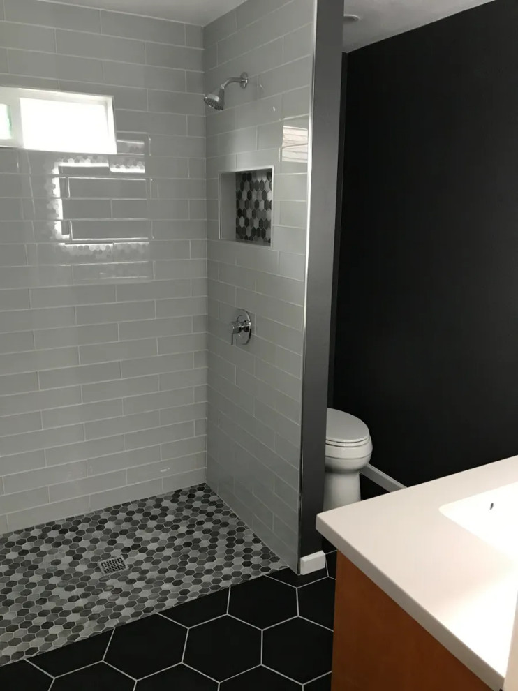 Inspiration för ett stort funkis grå grått en-suite badrum, med svarta skåp, svart och vit kakel, mosaik, grå väggar, ett undermonterad handfat och bänkskiva i kvartsit