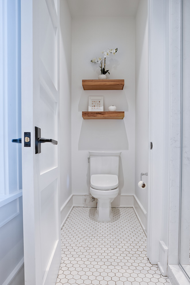 Exempel på ett mellanstort klassiskt vit vitt en-suite badrum, med skåp i shakerstil, vita skåp, ett fristående badkar, en dusch i en alkov, en bidé, vit kakel, tunnelbanekakel, vita väggar, klinkergolv i keramik, ett undermonterad handfat, marmorbänkskiva, vitt golv och dusch med gångjärnsdörr