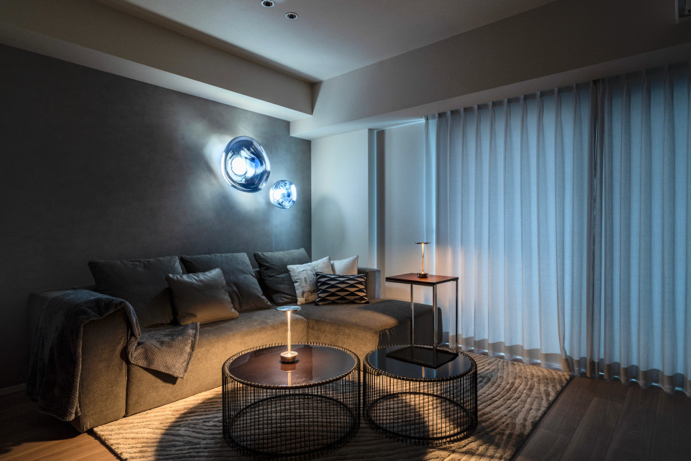 На фото: открытая гостиная комната среднего размера в стиле модернизм с серыми стенами, отдельно стоящим телевизором, акцентной стеной и тюлем на окнах с