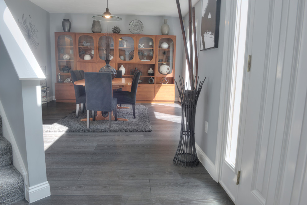 Aménagement d'une salle à manger contemporaine fermée et de taille moyenne avec un mur gris, un sol en vinyl et un sol gris.