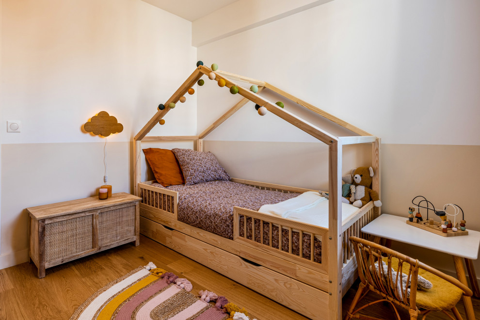 Bild på ett mellanstort 50 tals könsneutralt barnrum kombinerat med sovrum och för 4-10-åringar, med beige väggar, ljust trägolv och brunt golv