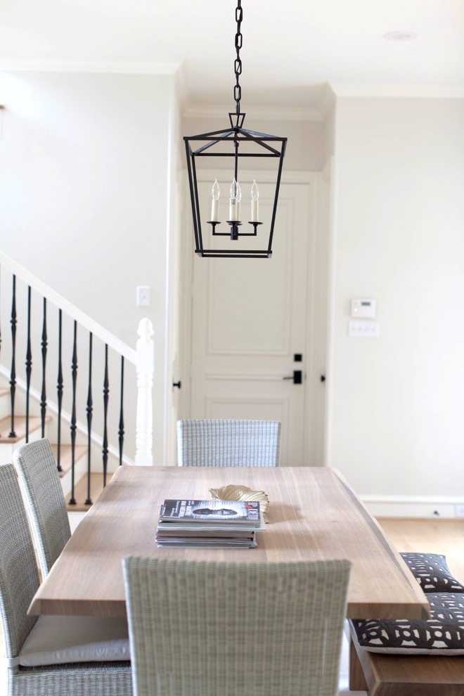 Example of a transitional home design design in Dallas
