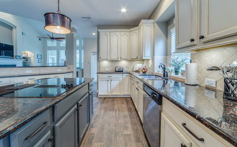 Transitional kitchen photo in Orlando