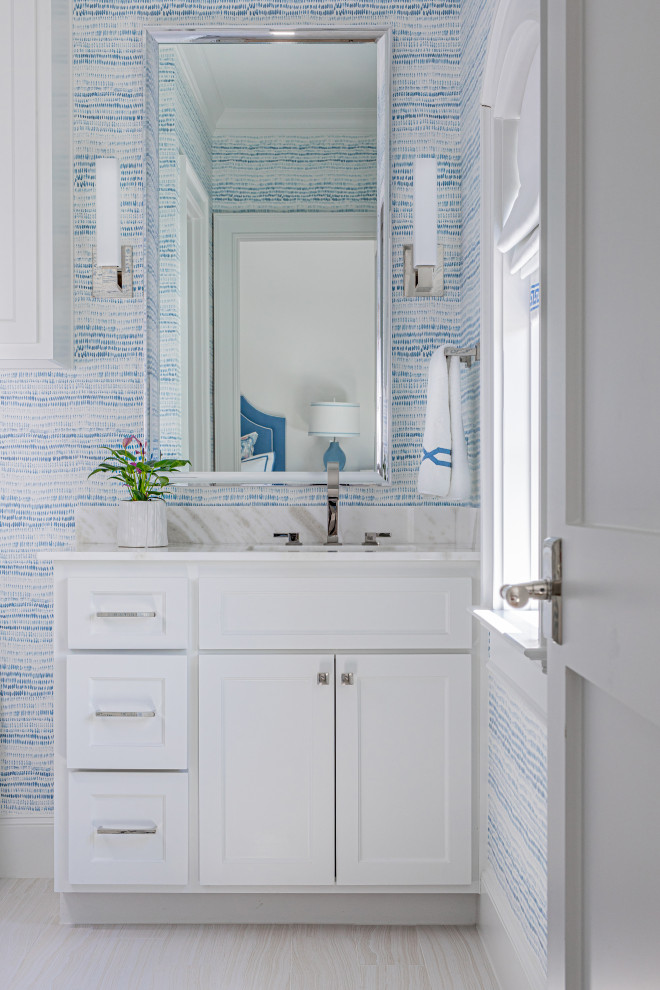 Example of a transitional home design design in Dallas