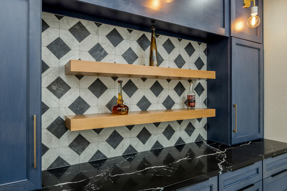 Inspiration for a large modern single-wall home bar in Phoenix with shaker cabinets, blue cabinets, quartz benchtops and black benchtop.