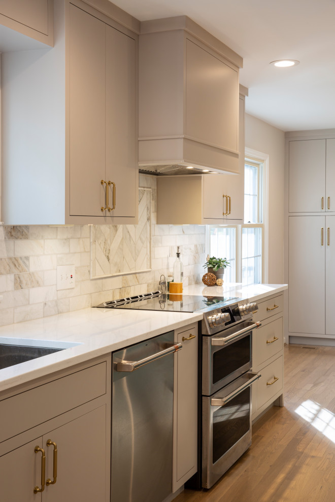 Eat-in kitchen - mid-sized transitional l-shaped medium tone wood floor eat-in kitchen idea in Cincinnati with an undermount sink, beige cabinets, quartz countertops, marble backsplash, stainless steel appliances, an island and white countertops