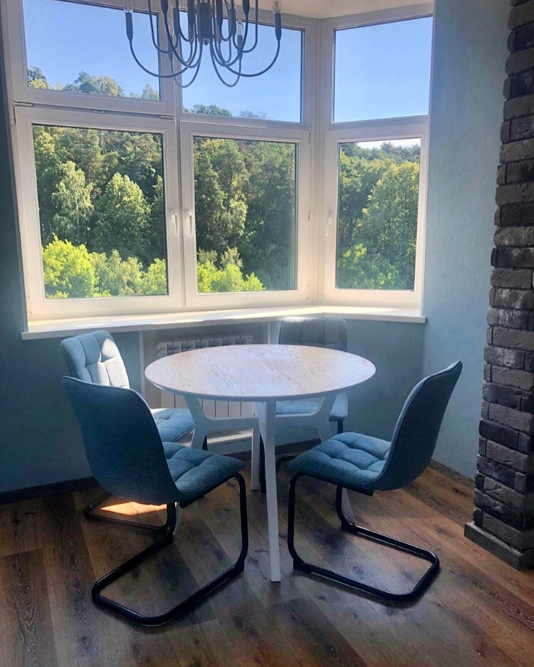 Круглый стол в загородном доме