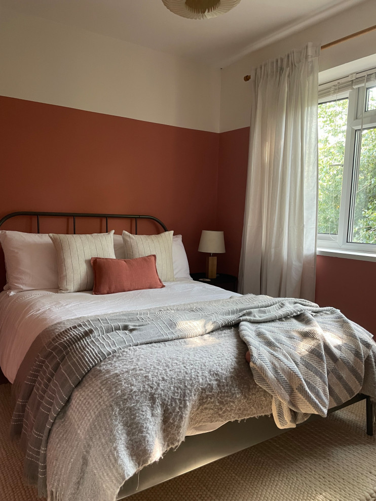 Réalisation d'une petite chambre d'amis méditerranéenne avec un mur rose, sol en stratifié et un sol beige.