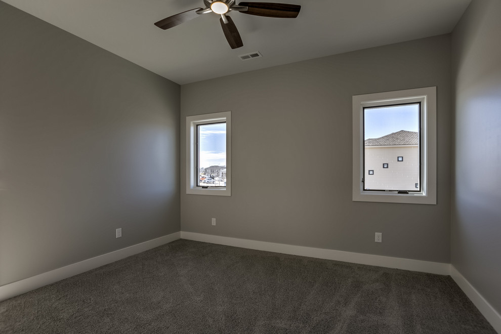Example of a transitional home design design in Omaha