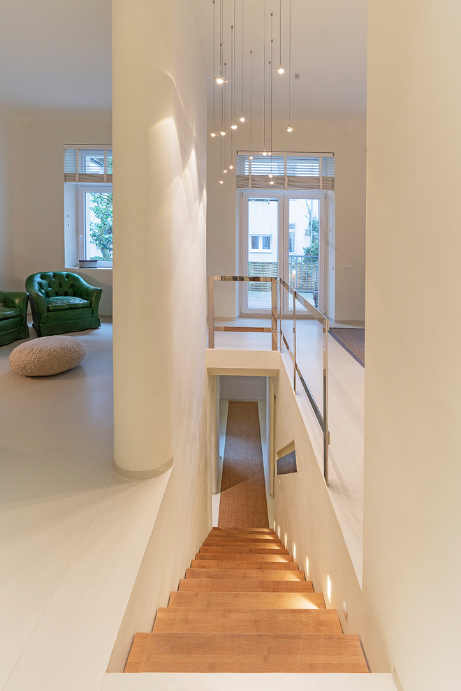 Gerade, Mittelgroße Moderne Treppe mit gebeizten Holz-Treppenstufen, gebeizten Holz-Setzstufen und Stahlgeländer in Hamburg