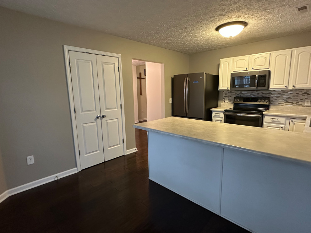 Example of a transitional kitchen design in Indianapolis